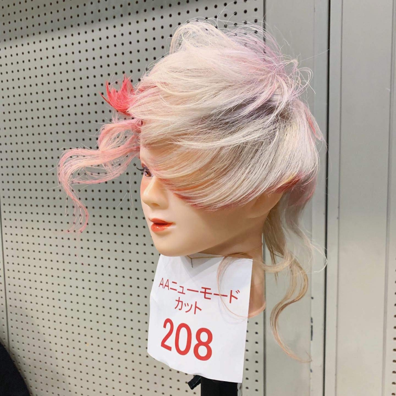 2019年TAYA全店コンテストで優勝した時の作品です。
このようなクリエイティブなヘアスタイルにされたい方は是非一度ご相談ください！＾＾笑